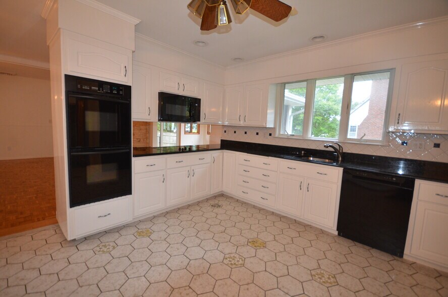 Building Photo - 20 Mossdale Rd