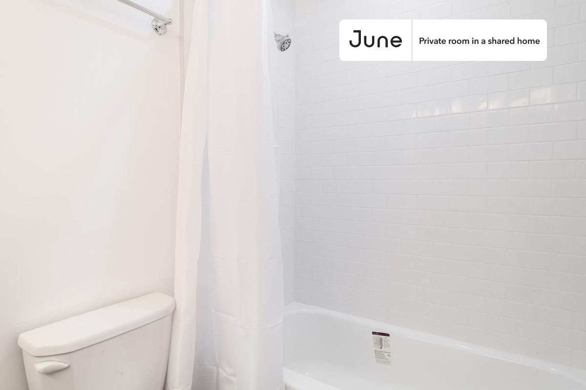 Building Photo - Private bedroom in 4 bed/3.5 bath Home