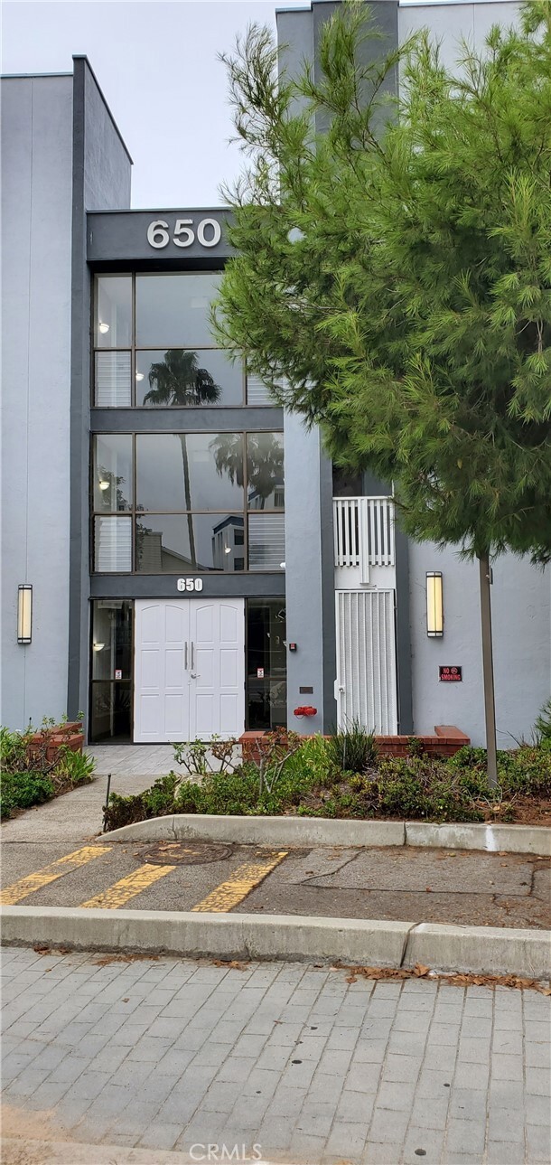 Building Photo - 650 The Vlg