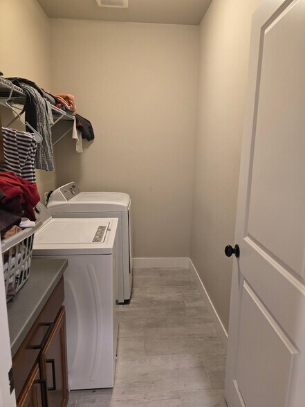 Building Photo - 8482 Cromwell Dr