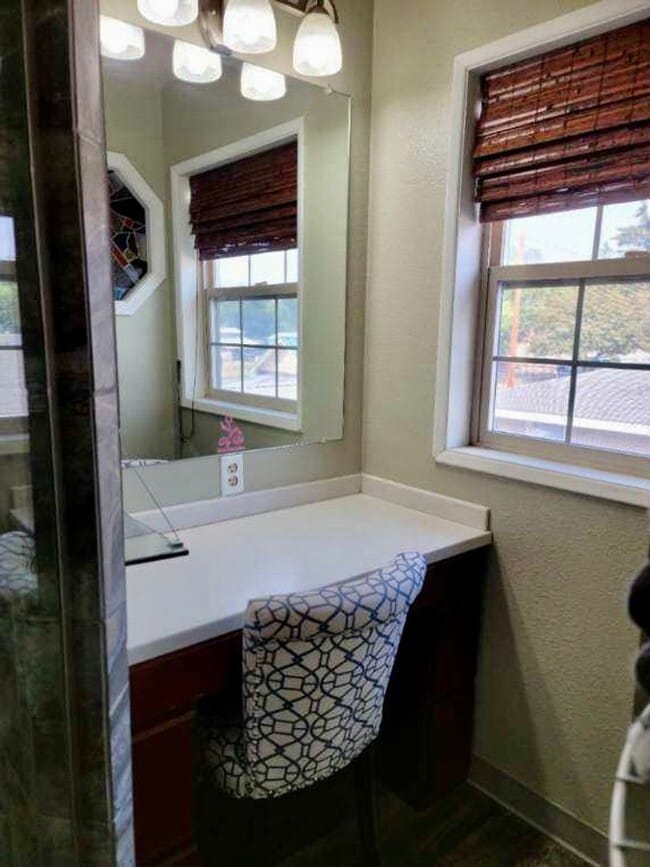 Building Photo - Perfect for a traveling nurse or other professional!  High end fully furnished 1bdrm, 1.5 bath un...