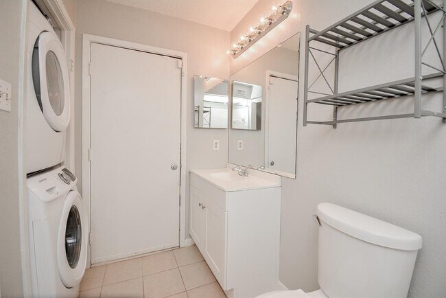 Building Photo - 10855 Meadowglen Ln