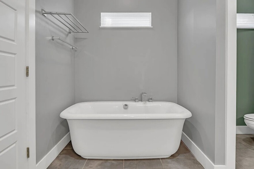 Building Photo - 606B Hume St