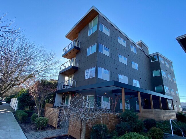 Building Photo - Sola 16