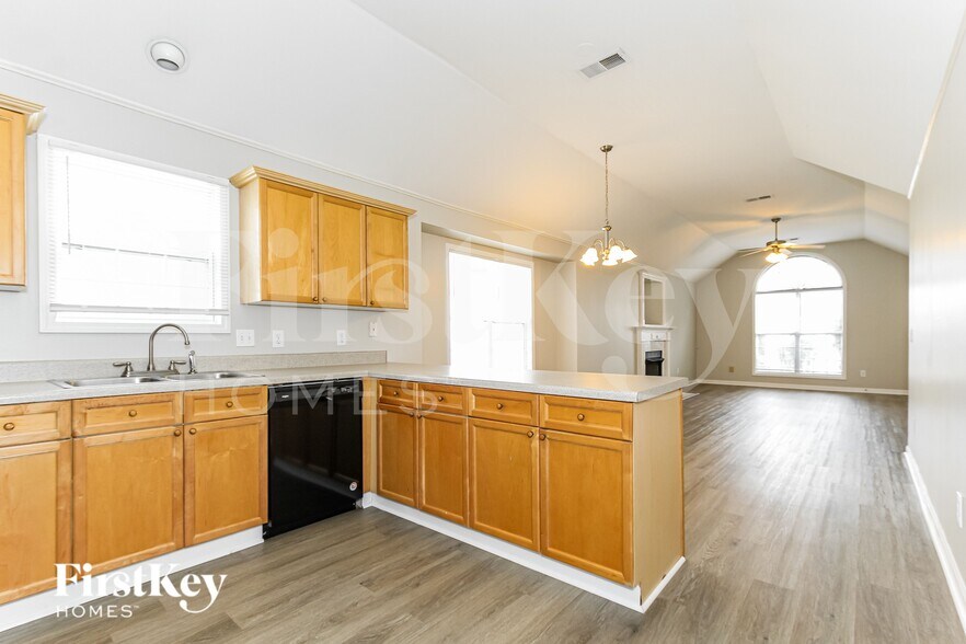 Building Photo - 2018 Village Ln