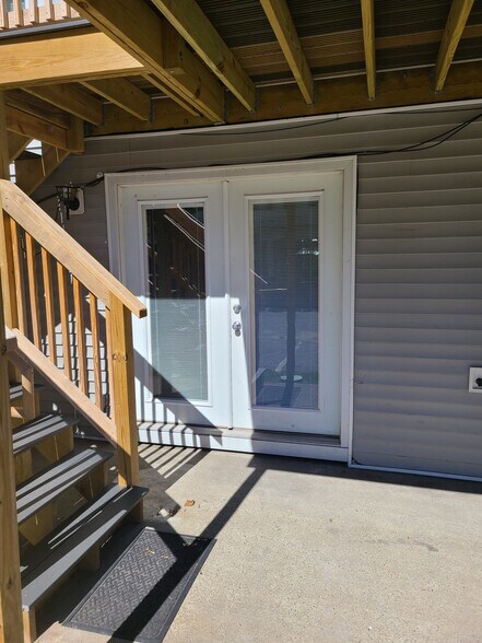 Back Entrance - 84 Tell St