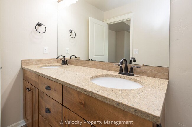 Building Photo - Lovely 3 bedroom, 2.5 bathroom home plus a...