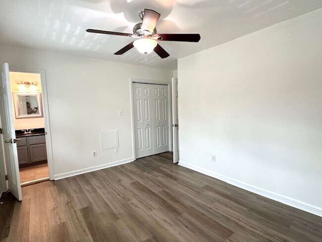 Building Photo - LIVE IN THE HEART OF FOREST ACRES