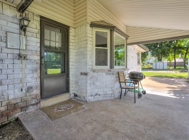 Building Photo - Beautiful 4 bedroom home. Country space, modern updates.