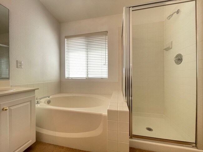 Building Photo - 3bedroom home in a GATED community near the strip