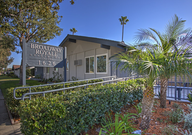 Primary Photo - Broadway Royale Apartments