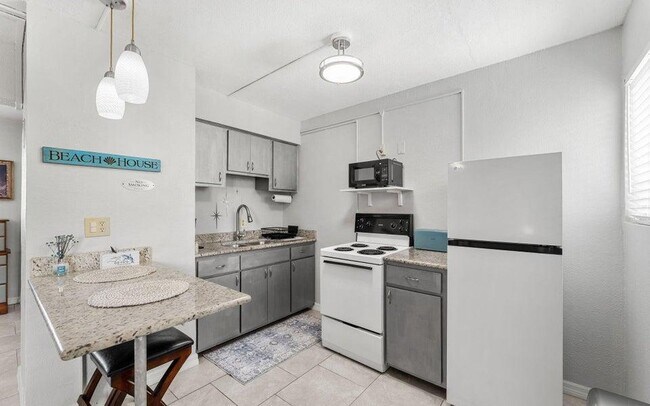 Building Photo - 211 Circle Dr