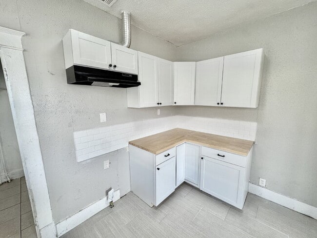 Building Photo - 1478 S Willet Street