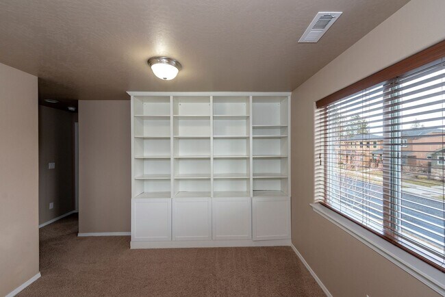 Building Photo - CHECK OUT THIS SPACIOUS CRAFTSMAN STYLE HOME IN ASPEN RIM!!