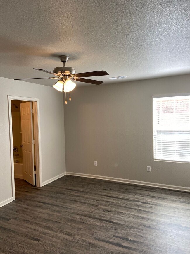 Building Photo - 3824 Keeneland Dr