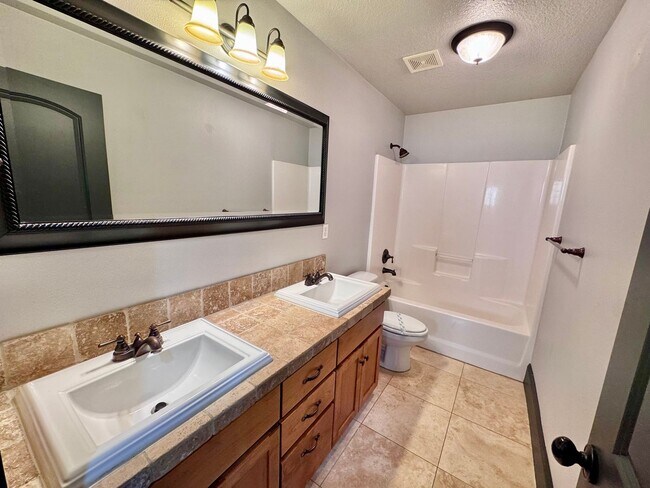 Building Photo - GORGEOUS Townhome...  LOCATION , LOCATION near Peace Health Hospital