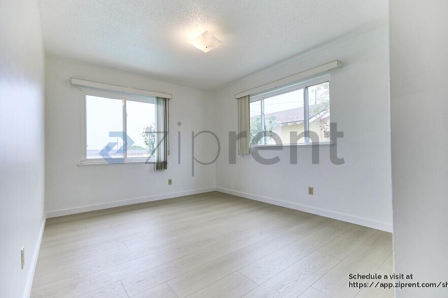 Building Photo - 630 La Presa Dr