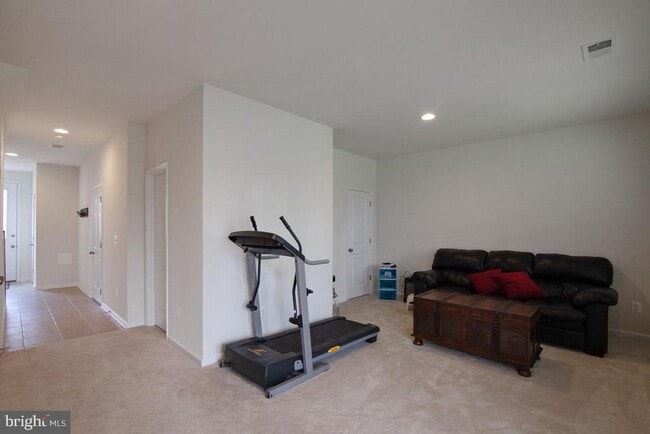 Building Photo - 136 Solara Dr