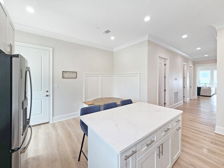 Building Photo - 996 Beach Blvd W