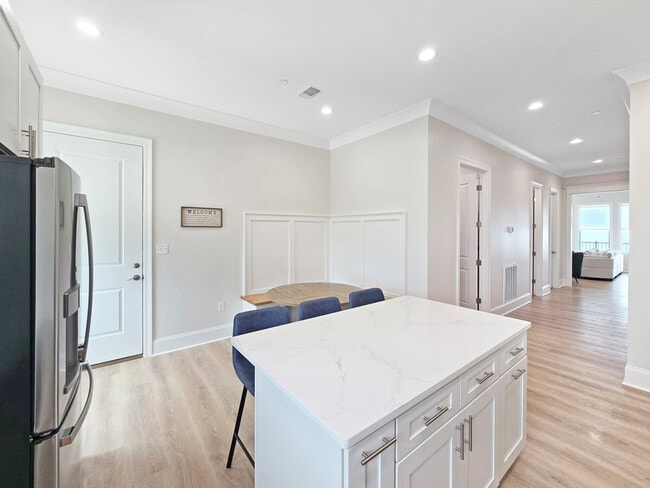 Building Photo - 996 Beach Blvd W