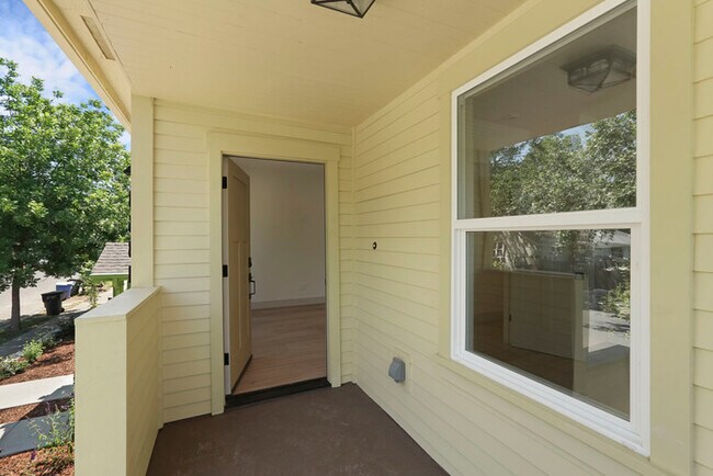 Building Photo - Beautifully updated 2/1 in North Oak Park! Located Close to UC Davis Med Center + MgGeorge Law Sc...