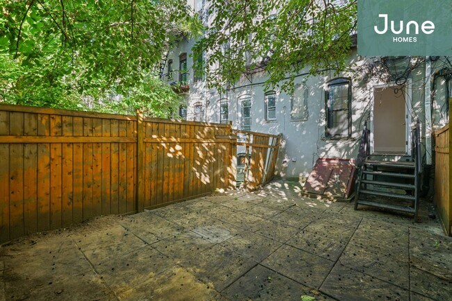 Building Photo - Full room in 3-bed/1.5-bath Home