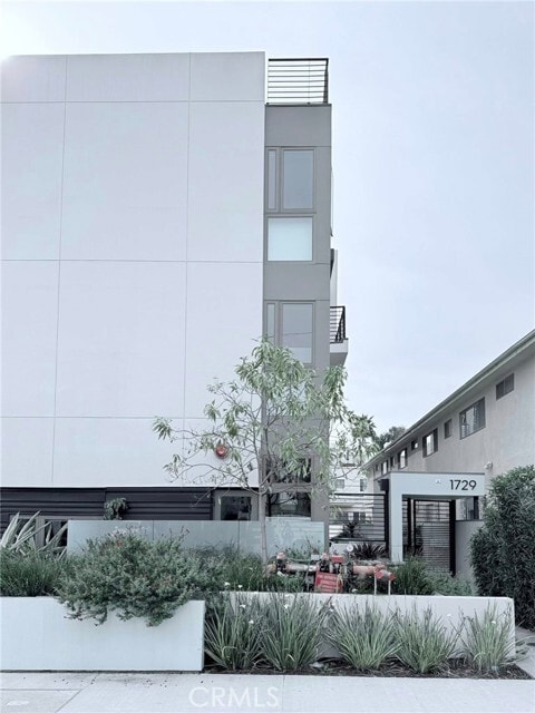 Building Photo - 1729 S Barrington Ave