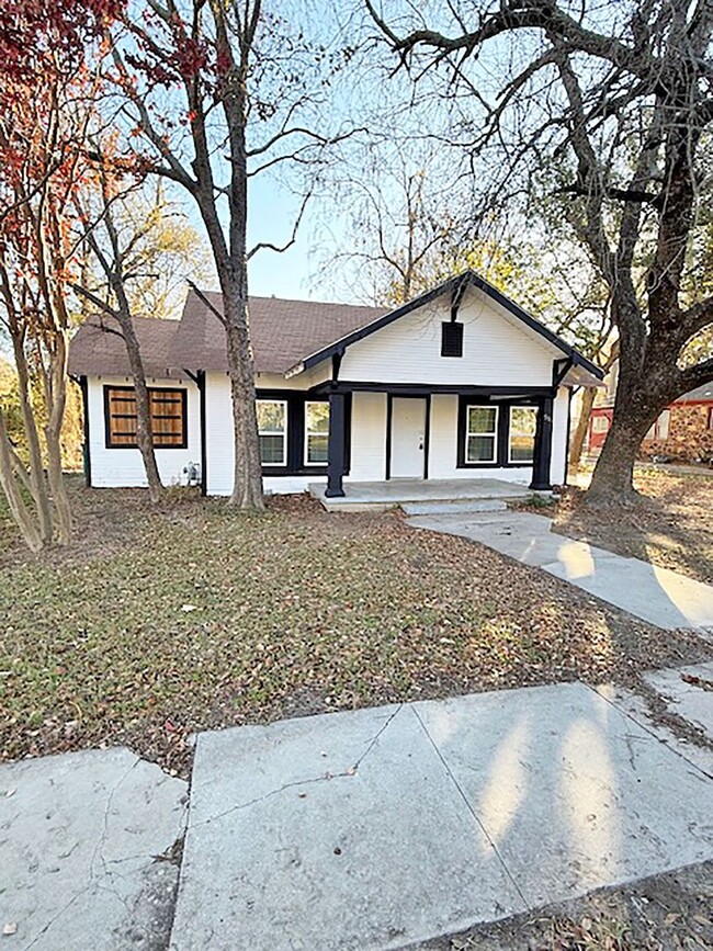 Building Photo - Nice 3 Bdrm 1 Bath home in Gainesville Tx.