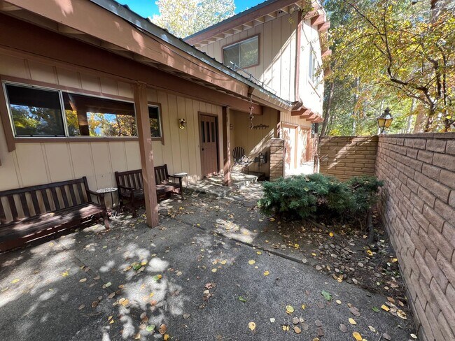 Building Photo - Large furnished 4 bedroom home with 2 car ...