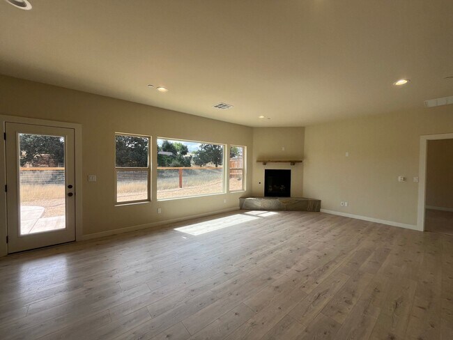 Building Photo - 4 Bed 3 Bath  Custom Built Home in Golden Hills Community in Tehachapi CA!