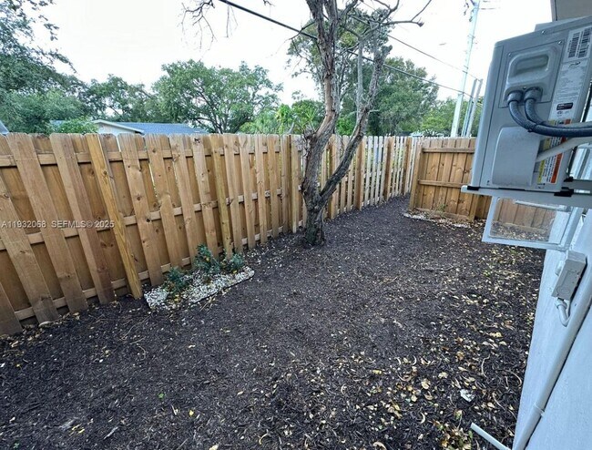 Building Photo - 401 SE 14th Ct