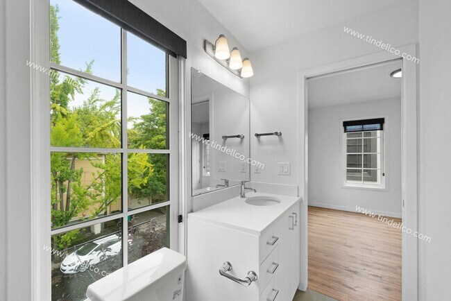 Building Photo - 350DD