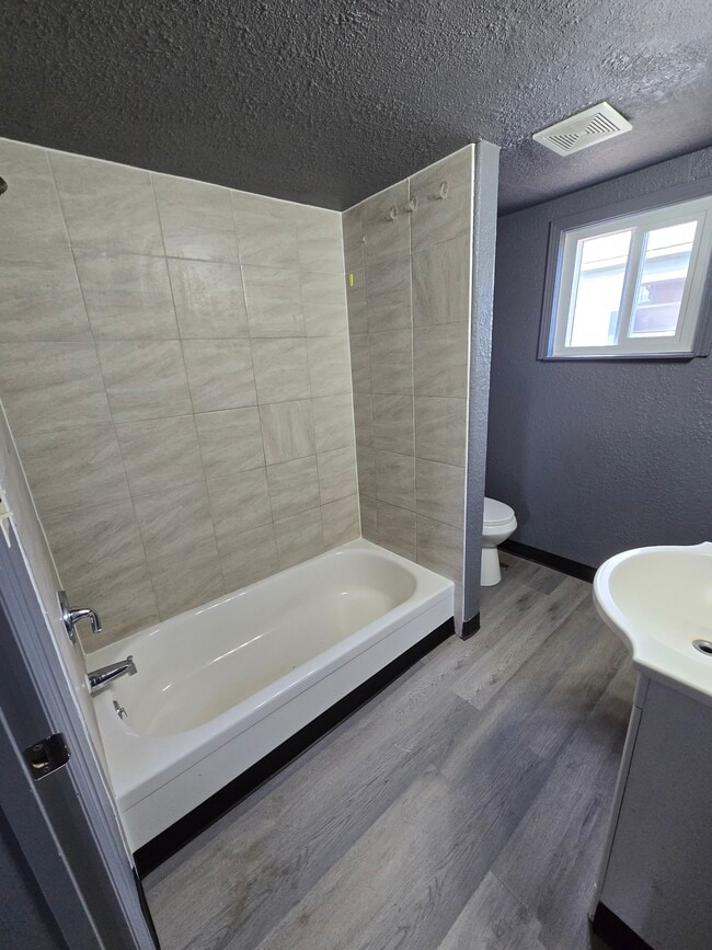 Building Photo - 1320 E Ash St