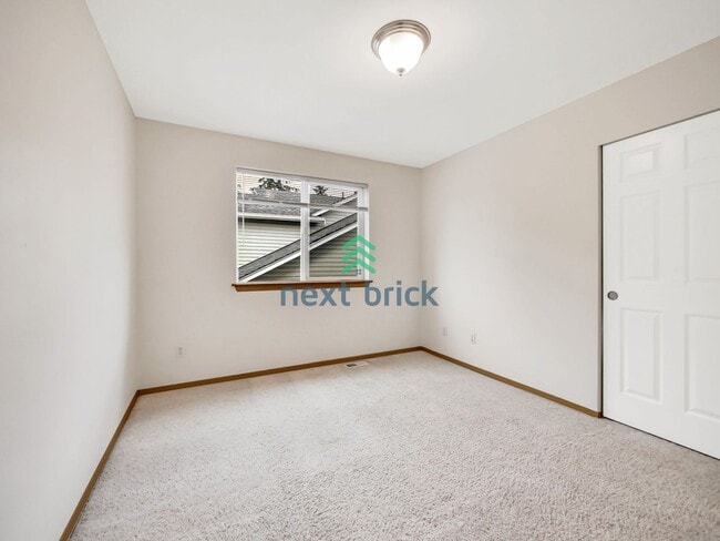 Building Photo - 4 Bed and 2.5 Bath Single-family Home Avai...