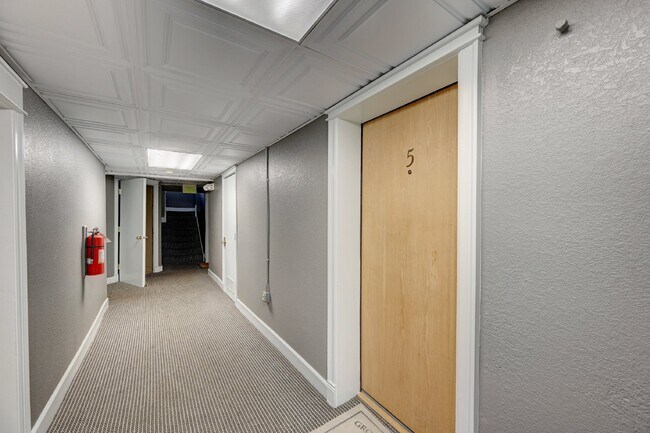 Building Photo - $1,050 - 1 bed, 1 bath charming Condo in the Heart of Denver!