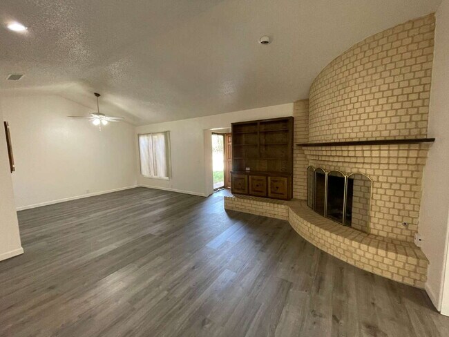 Building Photo - 2 bed 2 bath in an excellent southwest Lubbock location.
