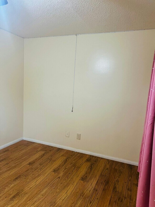 Building Photo - 722 W Hollyvale St