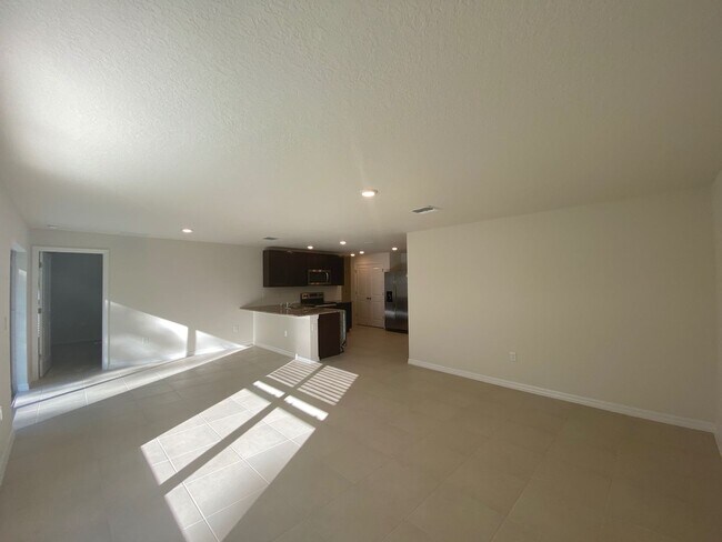 Building Photo - Desirable Lake Diamond Subdivision 3/2/2 **Won't Last**