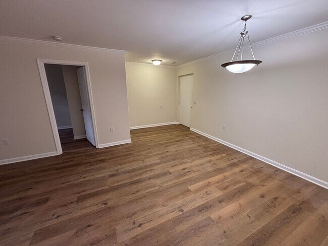 Building Photo - Updated 3Bedroom/2Bathroom - Great Location!