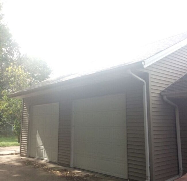 Building Photo - $1,750 | 4 Bedroom, 2 Bathroom Multi Floor...