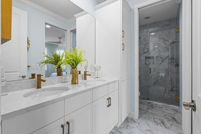 Building Photo - 16181 Oakview Dr