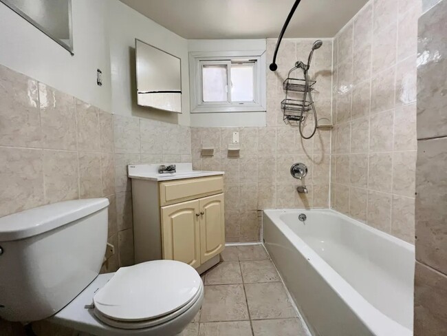 Building Photo - Private Bedroom in a 3 bedroom / 1 bathroo...