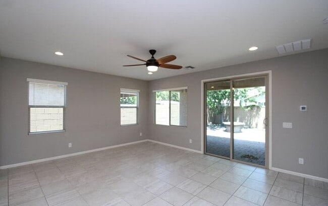 Building Photo - Stunning 3-bedroom, 3-bathroom home located in the heart of Peoria, AZ.