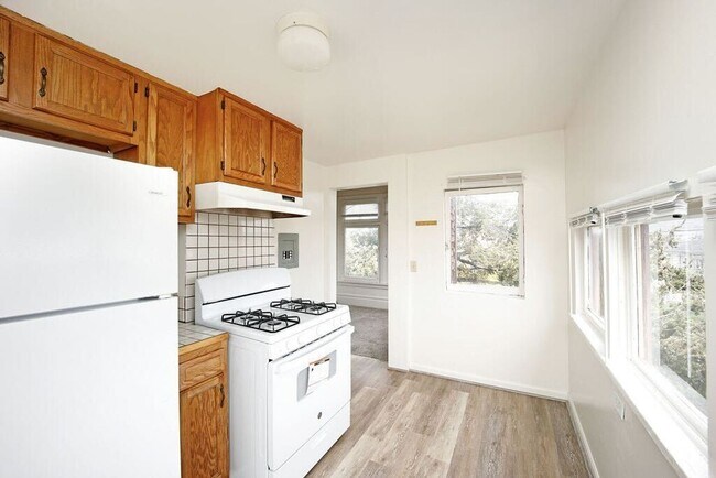 Building Photo - 2316 Buena Vista Ave