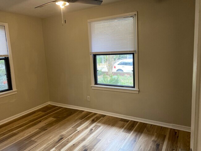 Building Photo - 2046 W 17th St