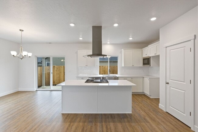 Building Photo - 4 bedroom home in desirable neighborhood