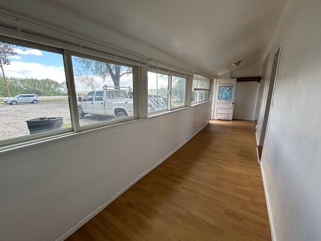 Building Photo - 2 Bed 1 Bath Large House with Fenced Yard and Washer Dryer Hookups