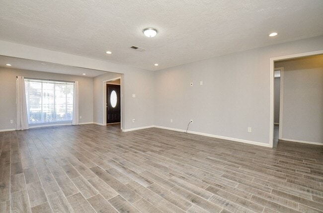 Building Photo - 9215 Sharpcrest St