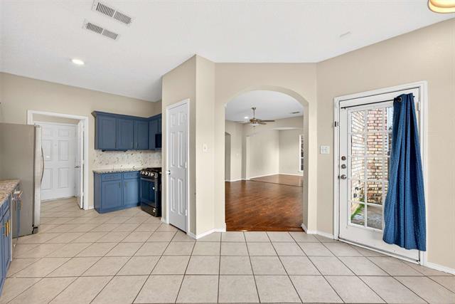Building Photo - 2124 Newport Dr
