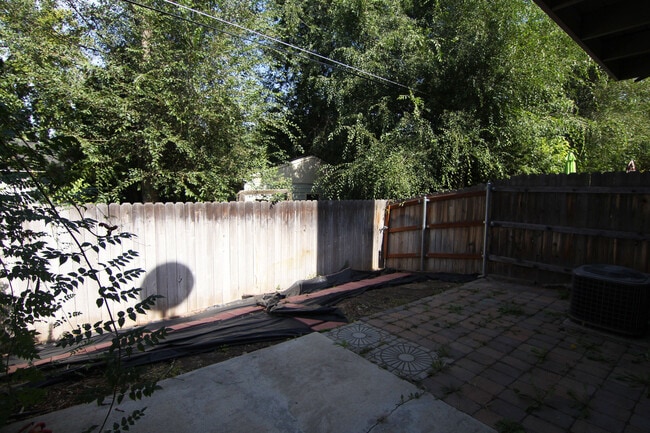 Building Photo - Beautiful Contemporary Townhome In SE Boise
